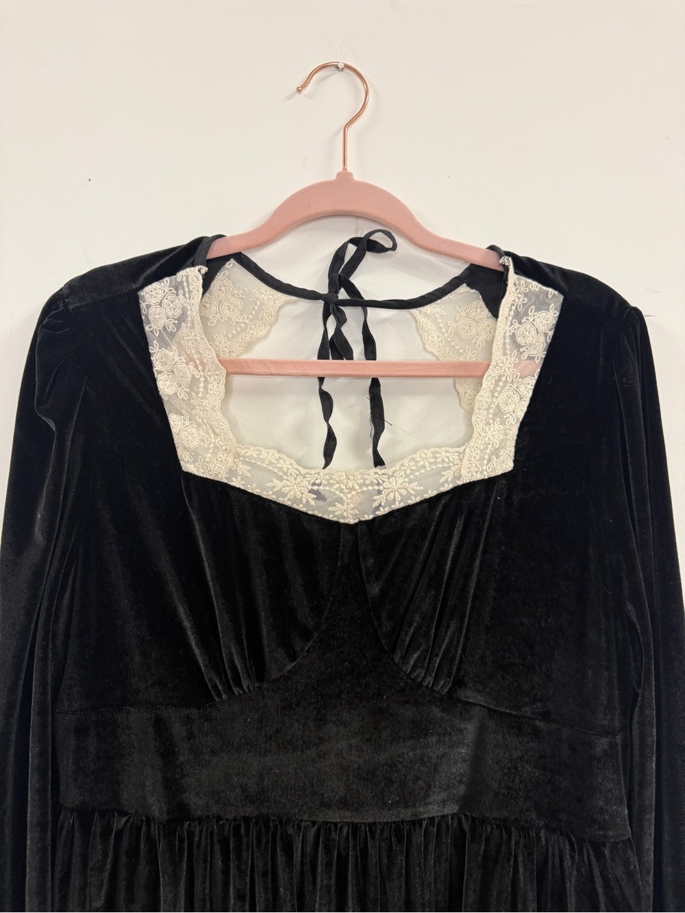 Yore Finery L/XL Black Velvet Long Sleeve Dress with Lace Trim - Picture 2 of 6